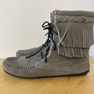 Minnetonka Ankle Boot Moccasins  Women Sz 8 Hard Sole Fringe Boho Hippy Gray